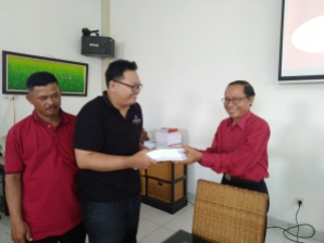 Pdt. Pintoko Danang (GKJ Tlogo) menerima Buku Laporan Rapat Jemaat dari Bpk. Imanuel Sardjono (Ketua Majelis) sebagai bahan penegnalan dan gambaran pelayanan di GKJ Dagen-Palur.